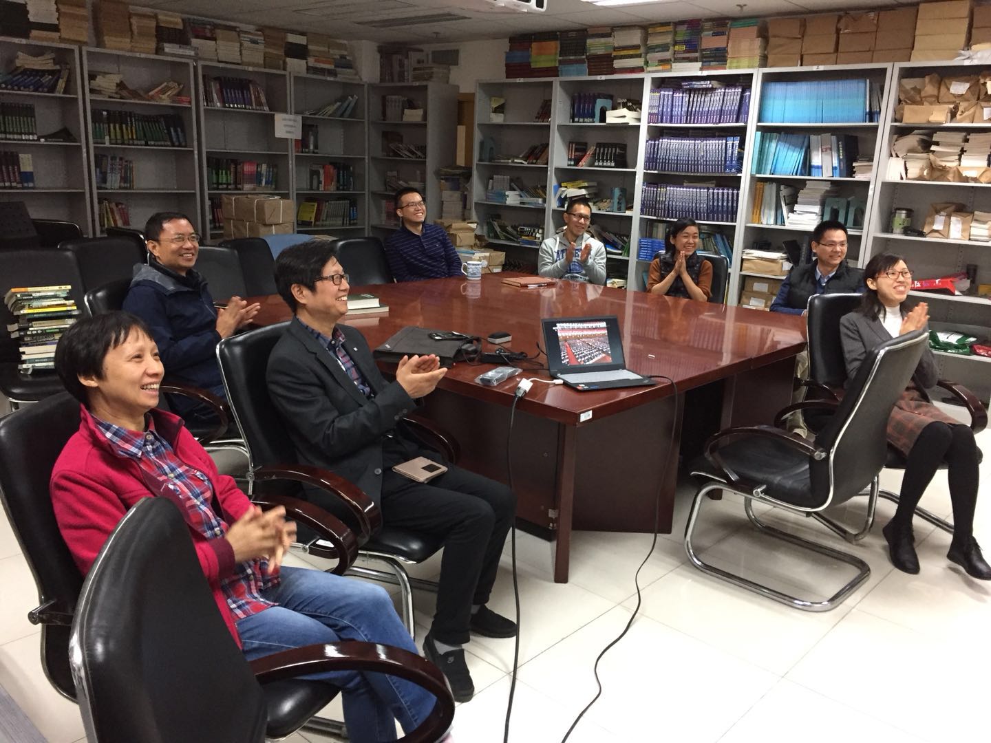 教工党员收看闭幕会