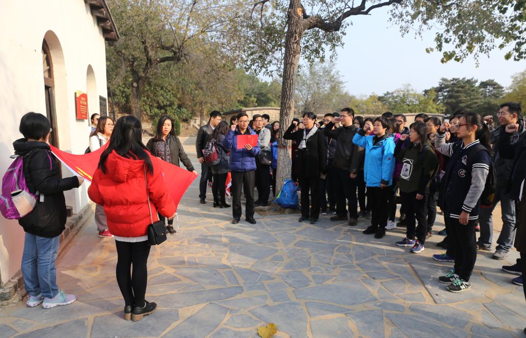 七届二中全会旧址前重温入党誓词