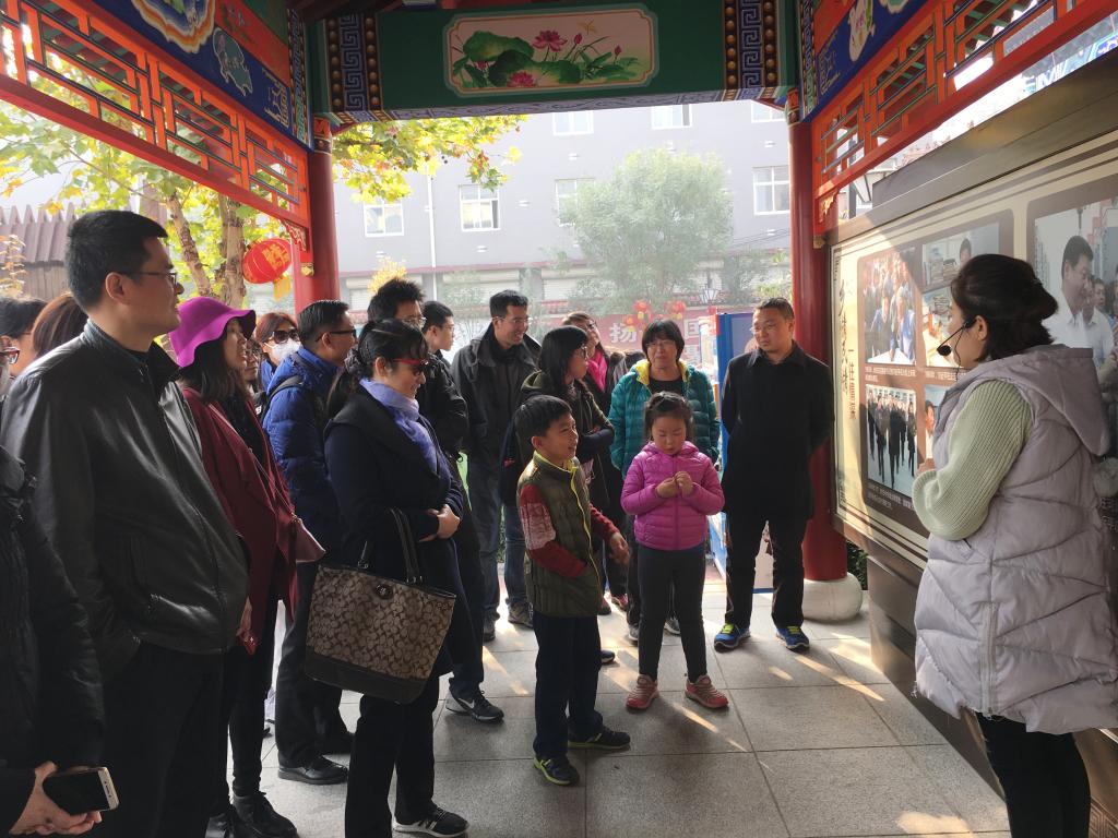 参观塔元庄村文化长廊