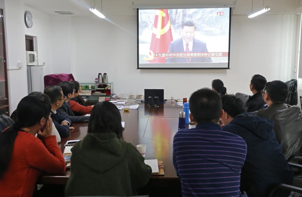 师生党员收看习总书记见面会讲话