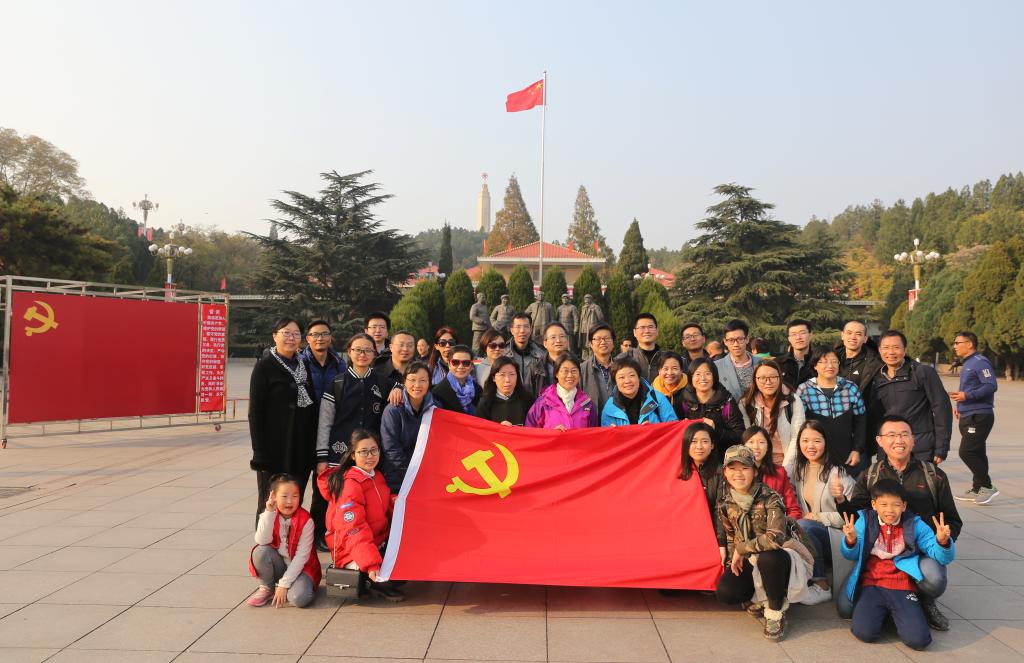 西柏坡纪念馆前合影