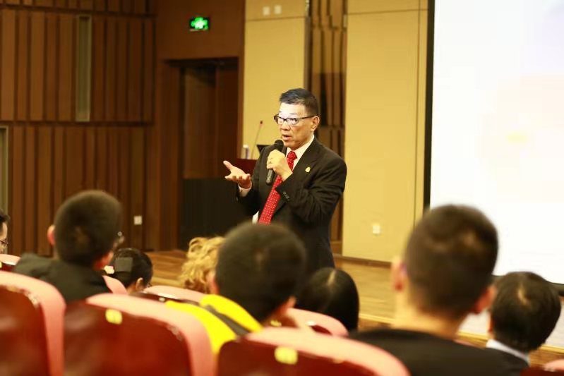 陈诸杰先生在回答同学们的疑问