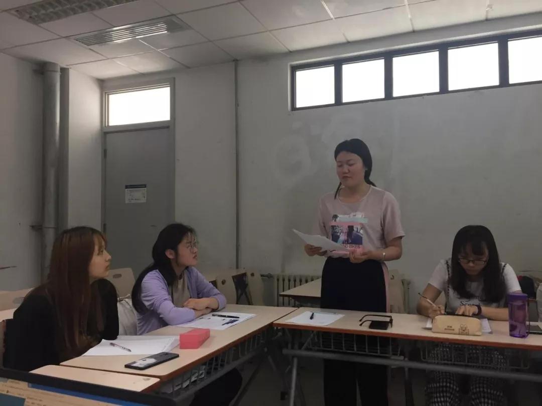 同学进行自我介绍的练习