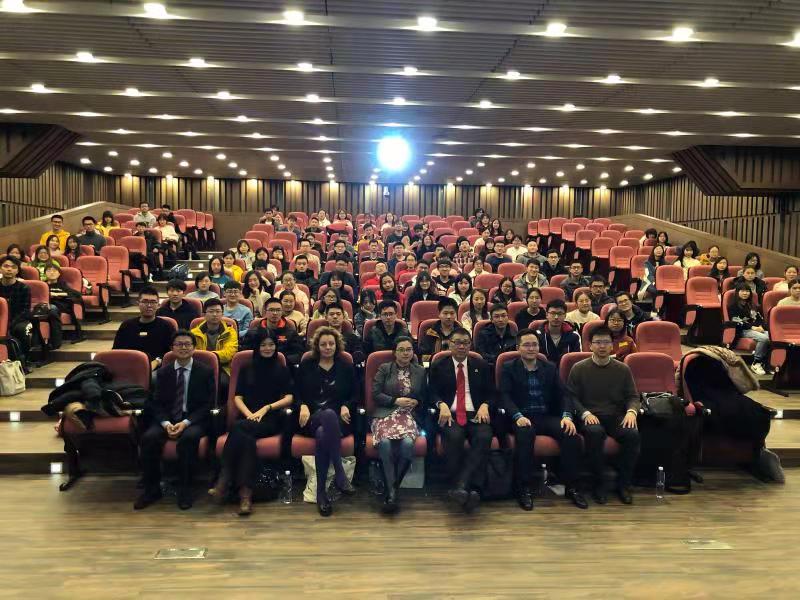 嘉宾与同学们合影留念