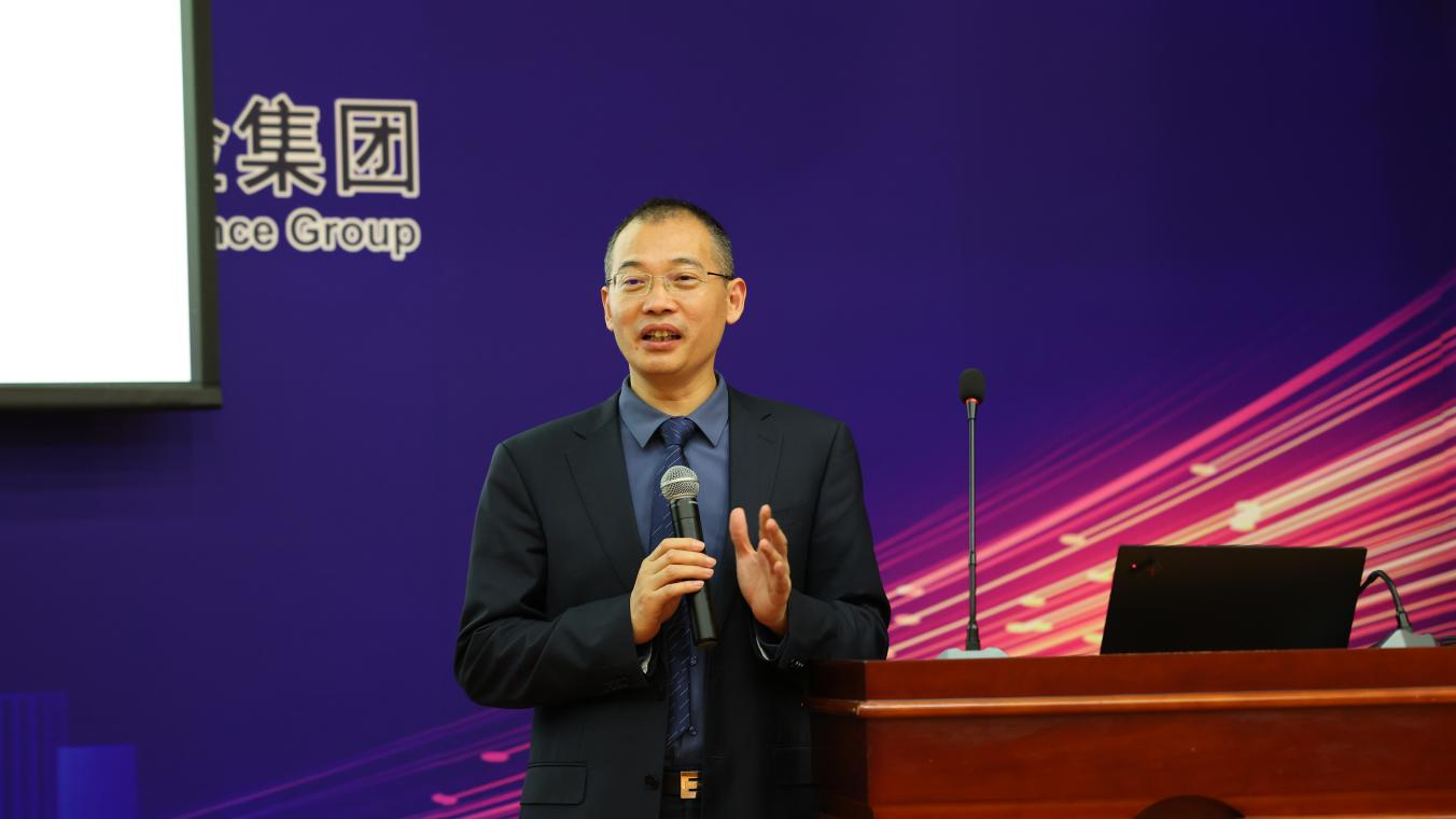 图13:龚兴峰先生作专题报告