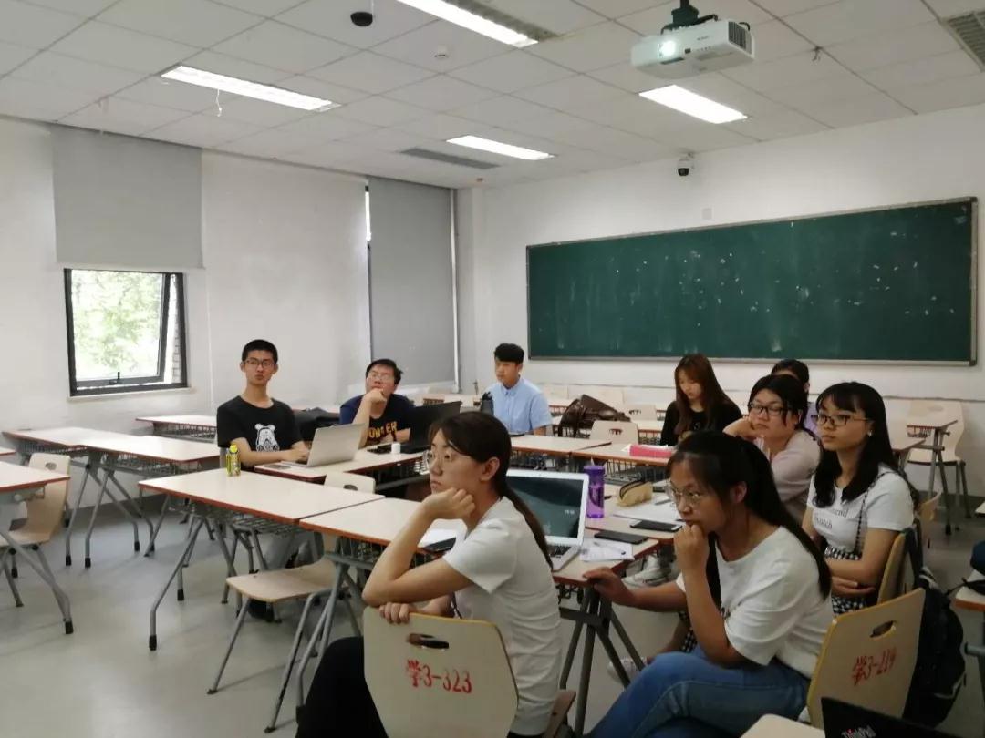 同学们认真听讲