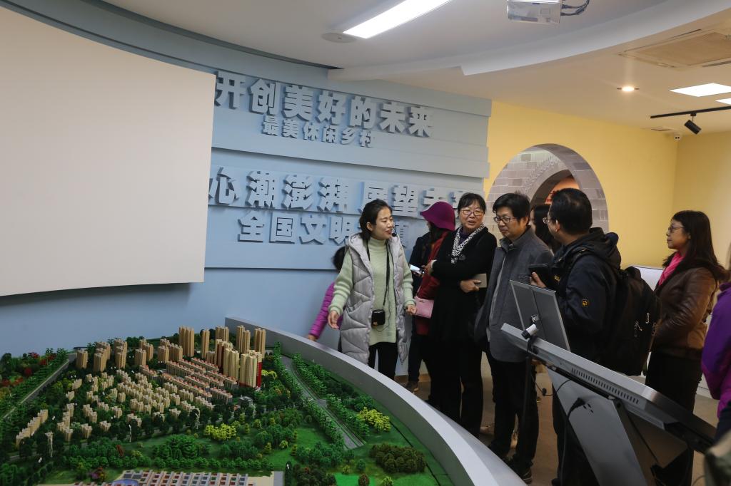 参观塔元庄村史馆