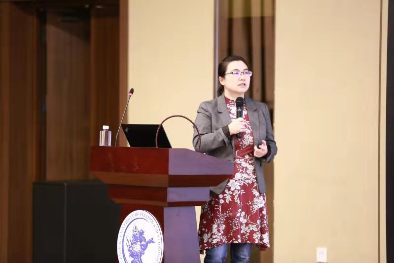 袁曦女士在做报告