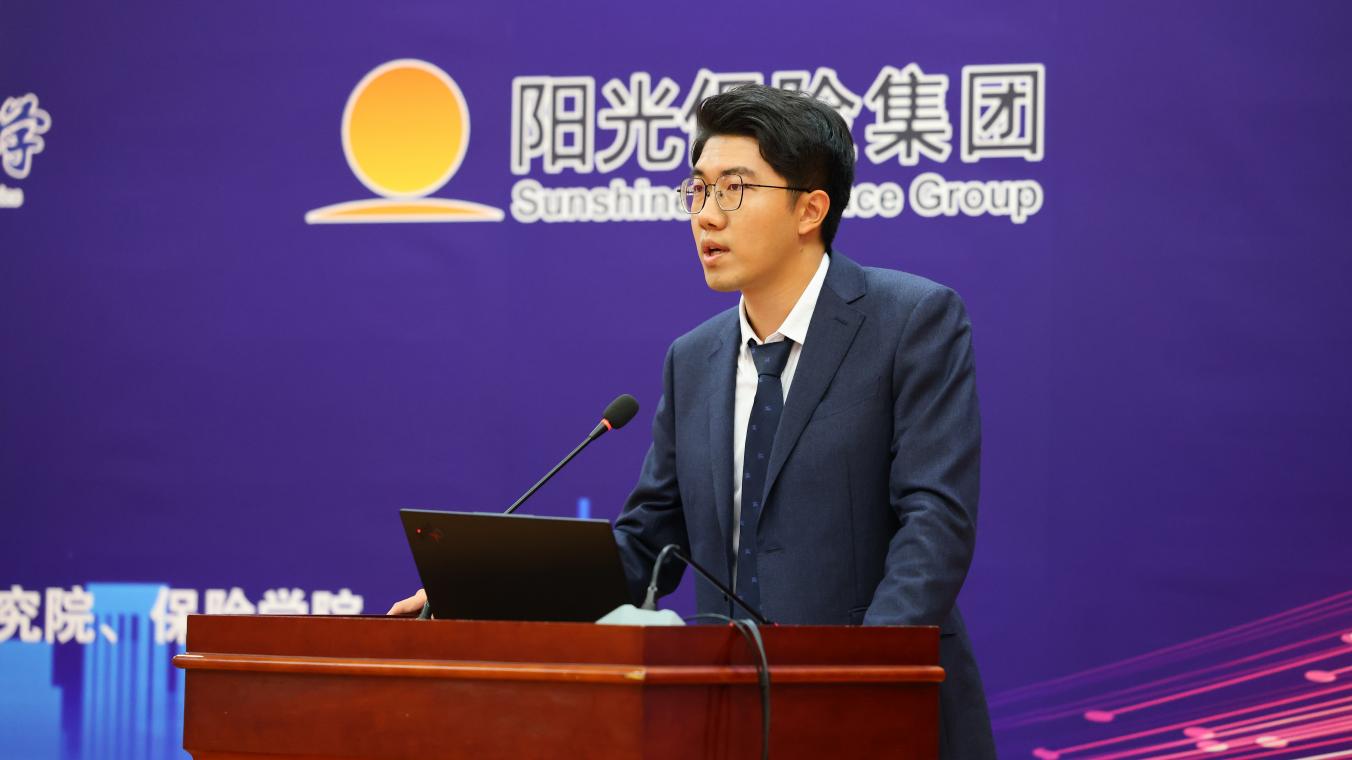 图8:获奖学生代表李天俊发表获奖感言