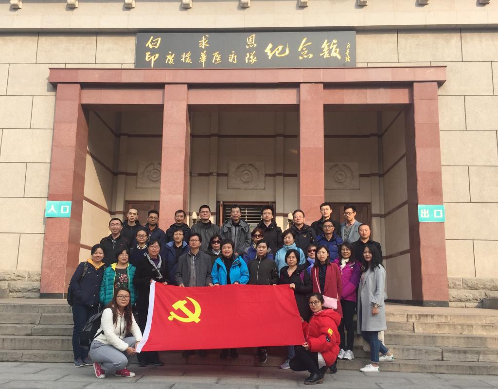 白求恩柯棣华纪念馆前合影